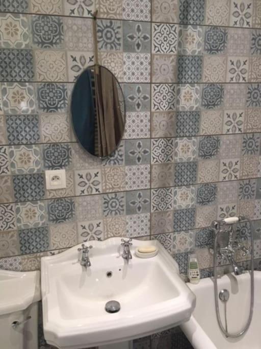 L'Appartement Du Voisin D'Hugo Besancon Bagian luar foto